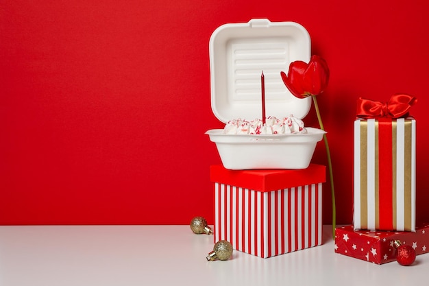 Concepto de felicitación y celebración con pastel bento en caja