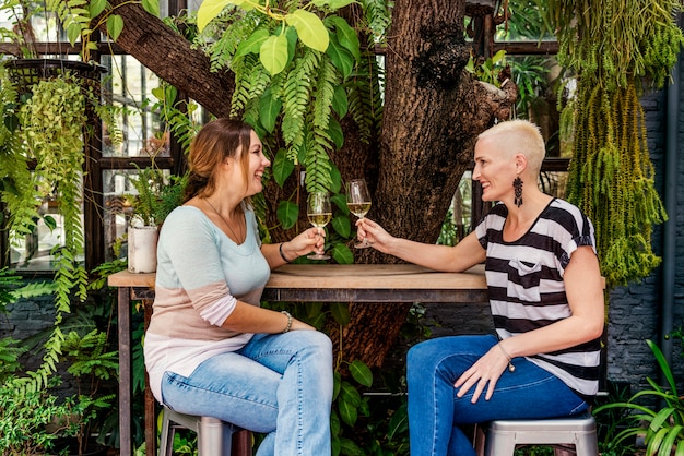 Concepto feliz de la comunicación de las mujeres junto