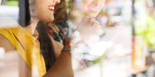 Concepto feliz de la comunicación de las mujeres junto