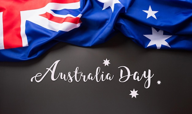 Foto concepto de feliz día de australia bandera australiana y el texto contra un fondo oscuro 26 de enero