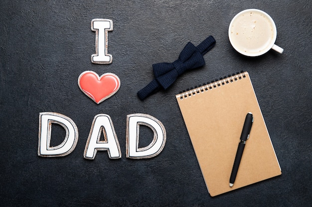 Concepto de feliz día del padre. Galletas y bloc de notas y una taza de café. Lugar para el texto