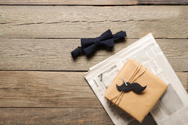 Concepto de feliz día del padre. Regalo y accesorios sobre un fondo de madera. Lugar para el texto