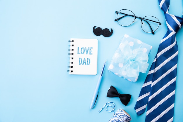 Concepto feliz del día de padres en fondo en colores pastel azul brillante en endecha plana