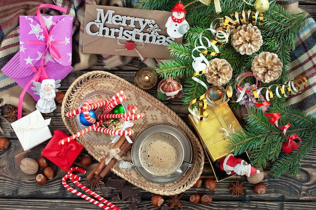 Concepto de feliz Navidad con regalos y adornos navideños