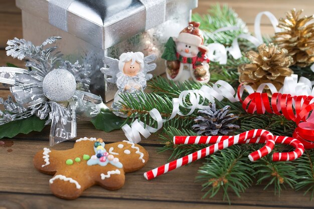 Concepto de feliz Navidad con regalos y adornos navideños