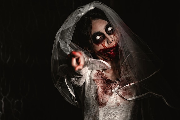 Concepto de festival de Halloween Cara de fantasma de maquillaje de mujer asiática Personaje de zombie de novia Fondo de pantalla o póster de película de terror