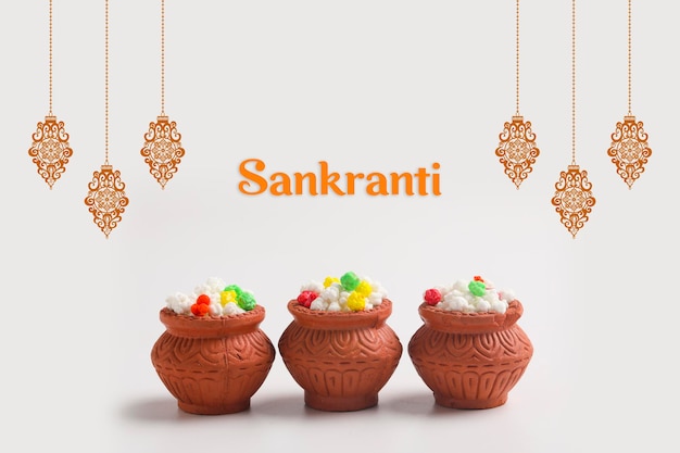 Concepto del festival indio makar sankranti: Tilgul en un tazón pequeño. Tilgul es un colorido caramelo de sésamo cubierto con semillas de sésamo; en Maharashtra la gente intercambia tilgul en Sankranti