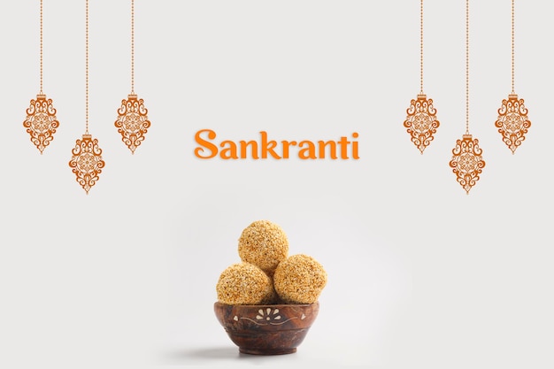 Concepto del festival indio makar sankranti: Tilgul en un tazón pequeño. Tilgul es un colorido caramelo de sésamo cubierto con semillas de sésamo; en Maharashtra la gente intercambia tilgul en Sankranti