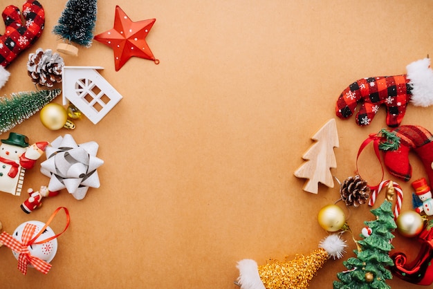 Concepto festivo de las ideas del fondo de la celebración con el día de fiesta de la Nochebuena que adorna artículos