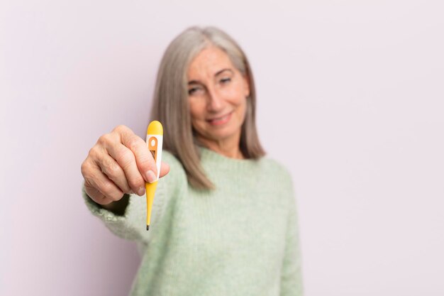 Concepto de fiebre de mujer de mediana edad