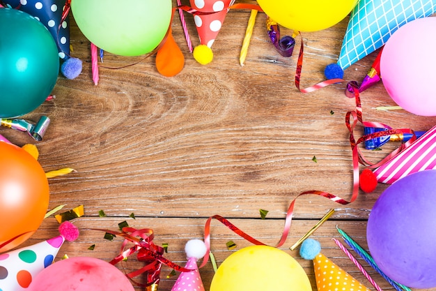 Foto concepto fiesta de cumpleaños sobre fondo blanco vista superior patrón