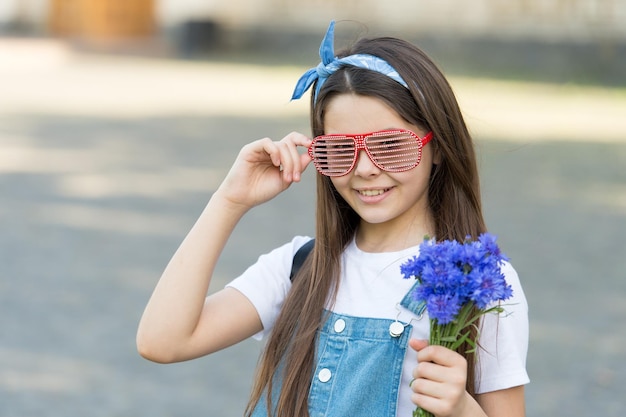 Concepto de fiesta de cumpleaños de temporada de verano de ramo de acianos frescos de niña elegante