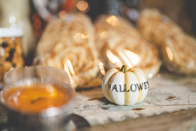 Concepto de fiesta de halloween decorar en decoración de café con cráneo humano y calabaza en vacaciones