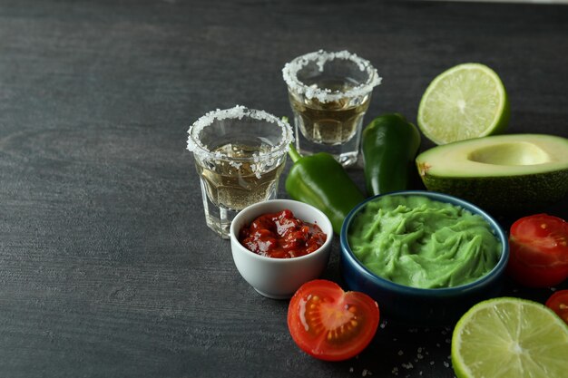 Concepto de fiesta con tequila, guacamole y papas fritas.