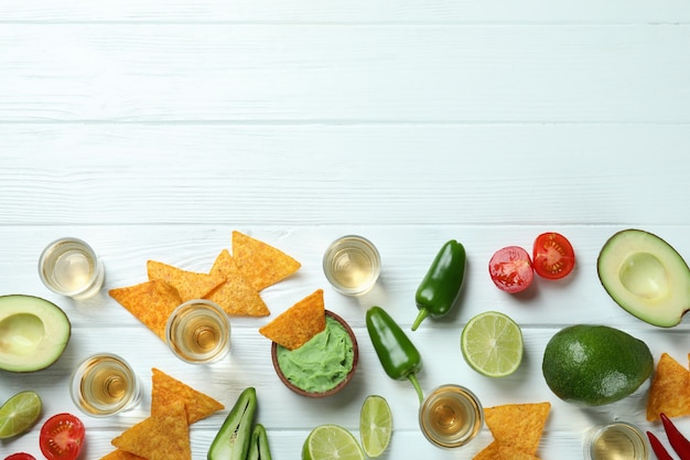 Concepto de fiesta con tequila, guacamole y papas fritas.