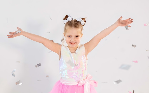 Concepto de fiesta, vacaciones, cumpleaños, año nuevo y celebración - Niño lindo lanzando confeti.