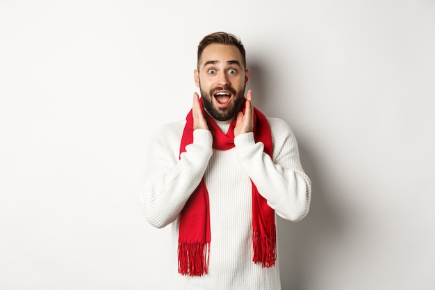 Concepto de fiesta y vacaciones de Navidad con joven guapo