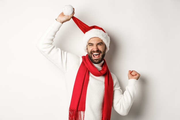 Concepto de fiesta y vacaciones de Navidad con joven guapo