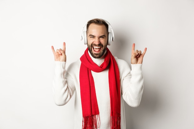 Concepto de fiesta y vacaciones de Navidad con joven guapo