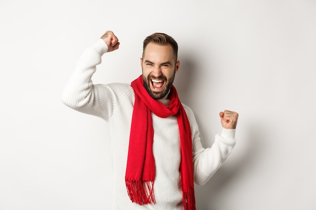 Concepto de fiesta y vacaciones de Navidad con joven guapo