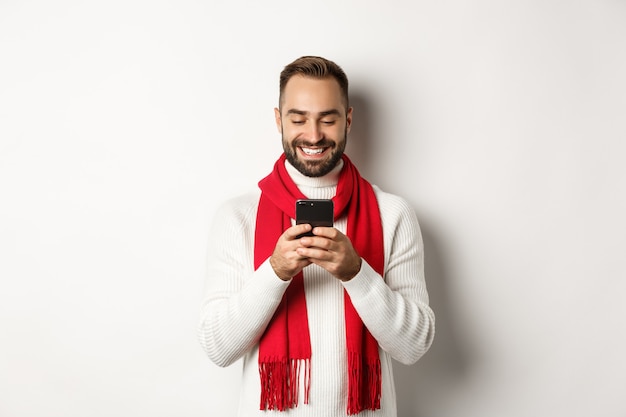 Concepto de fiesta y vacaciones de Navidad con joven guapo