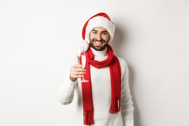 Concepto de fiesta y vacaciones de Navidad con joven guapo