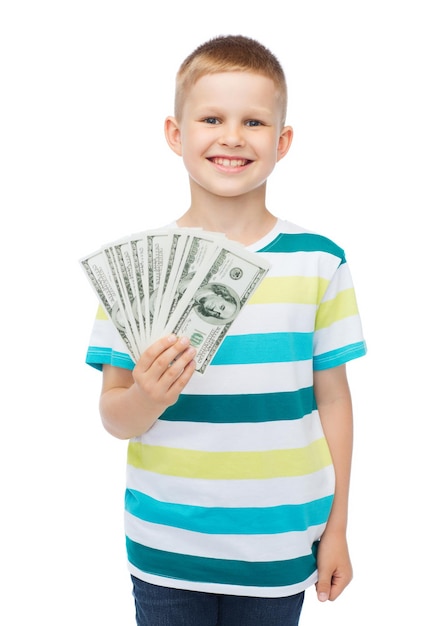 concepto financiero, de planificación, infantil y educativo - niño sonriente con dinero en efectivo en dólares en la mano