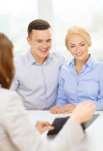 concepto de finanzas, banco, familia y negocios - pareja sonriente en el banco