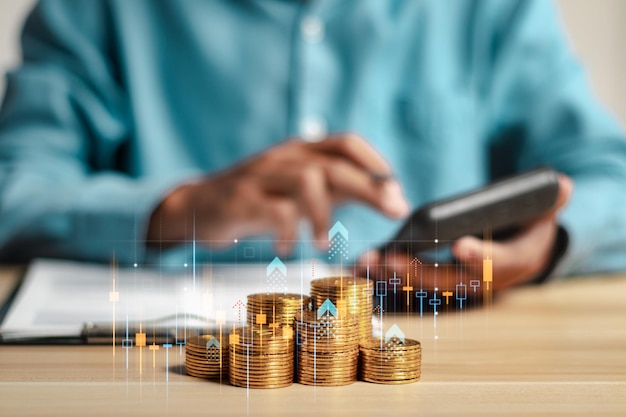 Concepto de finanzas e inversiones empresario coleccionista de monedas con análisis de gráficos de ganancias crecimiento de negocios gestión de crecimiento de ganancias y estadísticas financieras corporativas