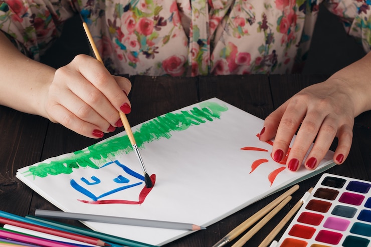 Foto concepto de finca, mujer dibujar casa y sol