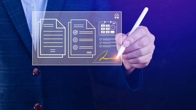 Concepto de firma electrónica Empresario de firma electrónica firma documentos electrónicos en documentos digitales en la pantalla de una computadora portátil virtual usando un lápiz óptico Idea de lugar de trabajo sin papel