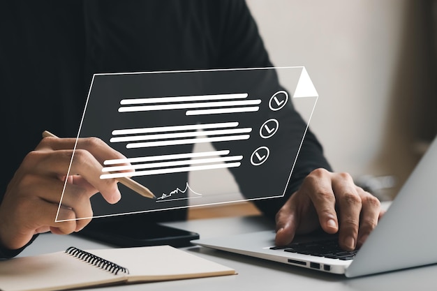Concepto de firma electrónica Firma electrónica El empresario firma documentos electrónicos en documentos digitales en la pantalla virtual de la computadora portátil utilizando el bolígrafo