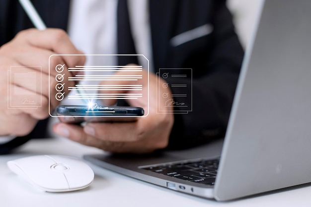 Concepto de firma electrónica Las personas de negocios firman documentos electrónicos en documentos digitales Oficina sin papel Futura firma de contratos comerciales