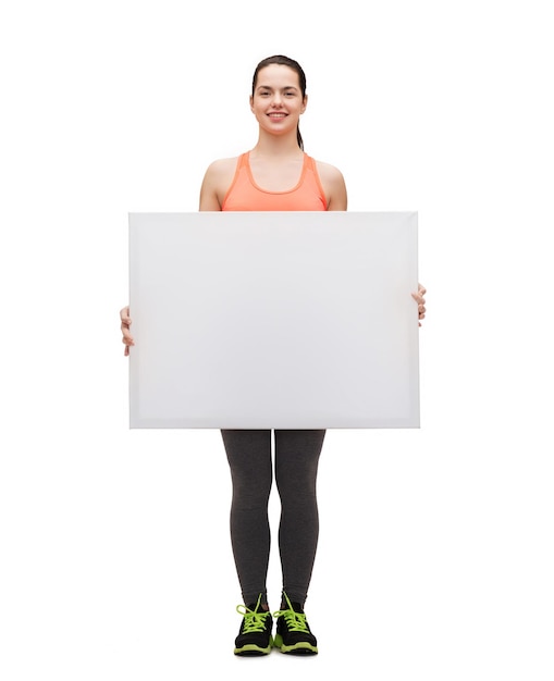 concepto de fitness y dieta - adolescente sonriente en ropa deportiva con tablero blanco en blanco