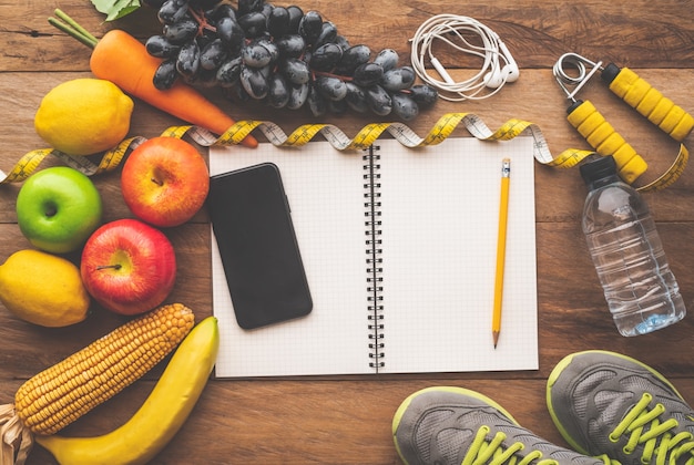 Concepto de fitness con equipo de ejercicio en mesa de madera.