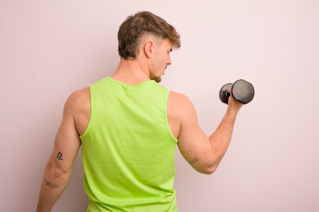 Concepto de fitness de hombre caucásico joven