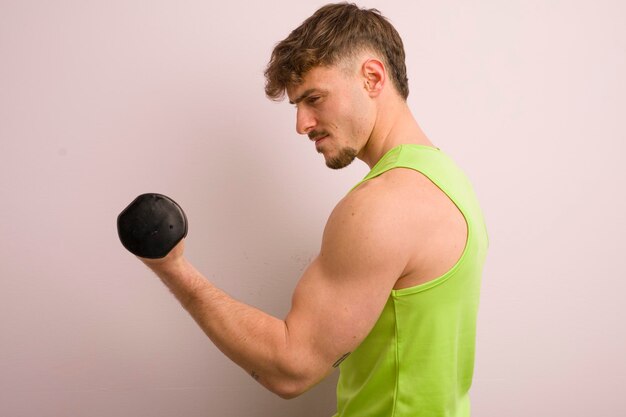 Concepto de fitness de hombre caucásico joven