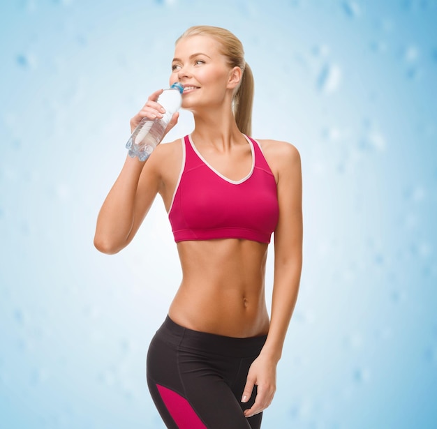 concepto de fitness, salud y dieta - mujer deportiva sonriente con una botella de agua