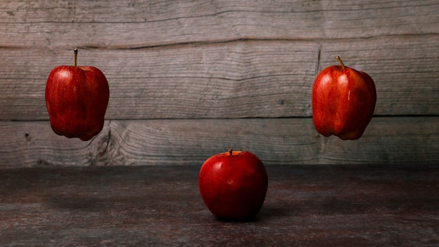 Concepto flotante de manzanas rojas frescas en el fondo