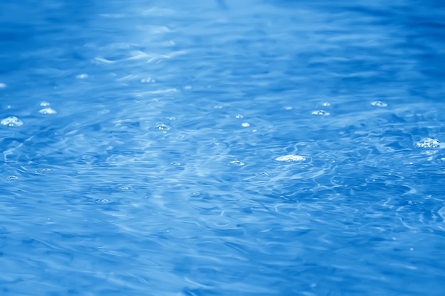 Concepto de fondo abstracto azul agua / océano, olas del lago en el agua, reflejo de ondas en el río