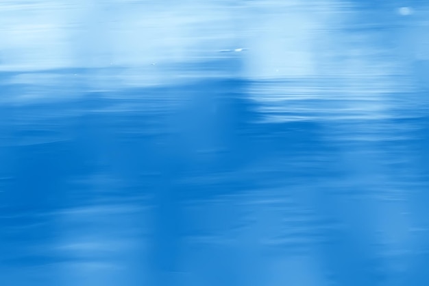 Concepto de fondo abstracto azul agua / océano, olas del lago en el agua, reflejo de ondas en el río