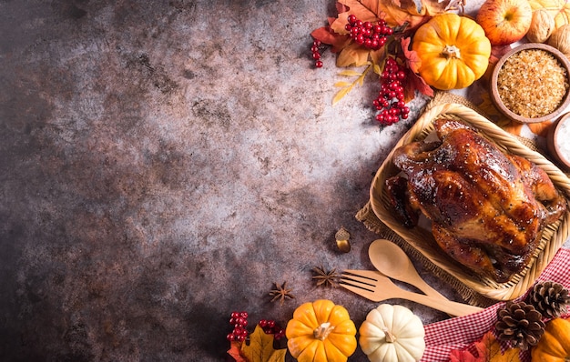 Concepto de fondo de la cena de acción de gracias con pavo asado y platos de todos los lados