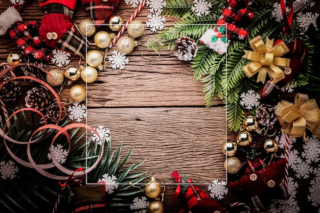 Foto concepto de fondo festivo con artículos de decoración de navidad sobre fondo de madera con filtro de luz