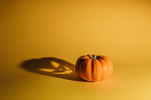 Concepto de fondo de Halloween Sombra de cara enojada de calabaza Jack O Sombra sonriente espeluznante de una vista superior de linterna de calabaza naranja cerrar diseño de fiesta de Halloween