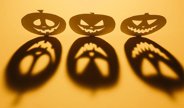 Concepto de fondo de Halloween Sombra de cara enojada de calabaza Jack O Sombra sonriente espeluznante de una vista superior de linterna de calabaza naranja cerrar diseño de fiesta de Halloween