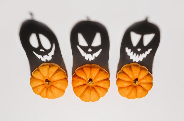 Concepto de fondo de Halloween Sombra de cara enojada de calabaza Jack O Sombra sonriente espeluznante de una vista superior de linterna de calabaza naranja cerrar diseño de fiesta de Halloween