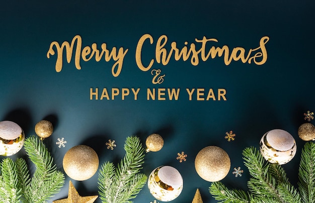 Concepto de fondo de Navidad y Año Nuevo Vista superior de la pelota de Navidad estrella de bronce de Navidad y copo de nieve en fondo oscuro