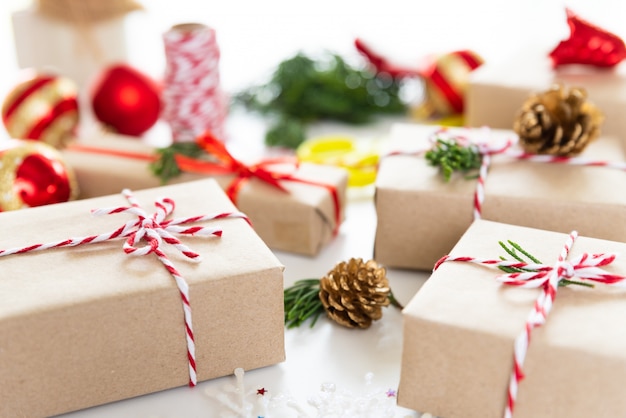 Concepto de fondo de navidad Caja de regalo de la Navidad con la bola roja en el fondo blanco.