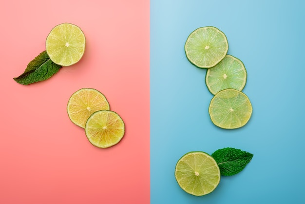 Concepto de fondo de verano en rodajas de naranja, pomelo, limón, lima sobre fondo rosa y azul