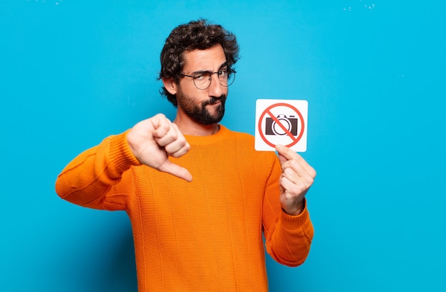 Concepto de foto prohibida joven barbudo